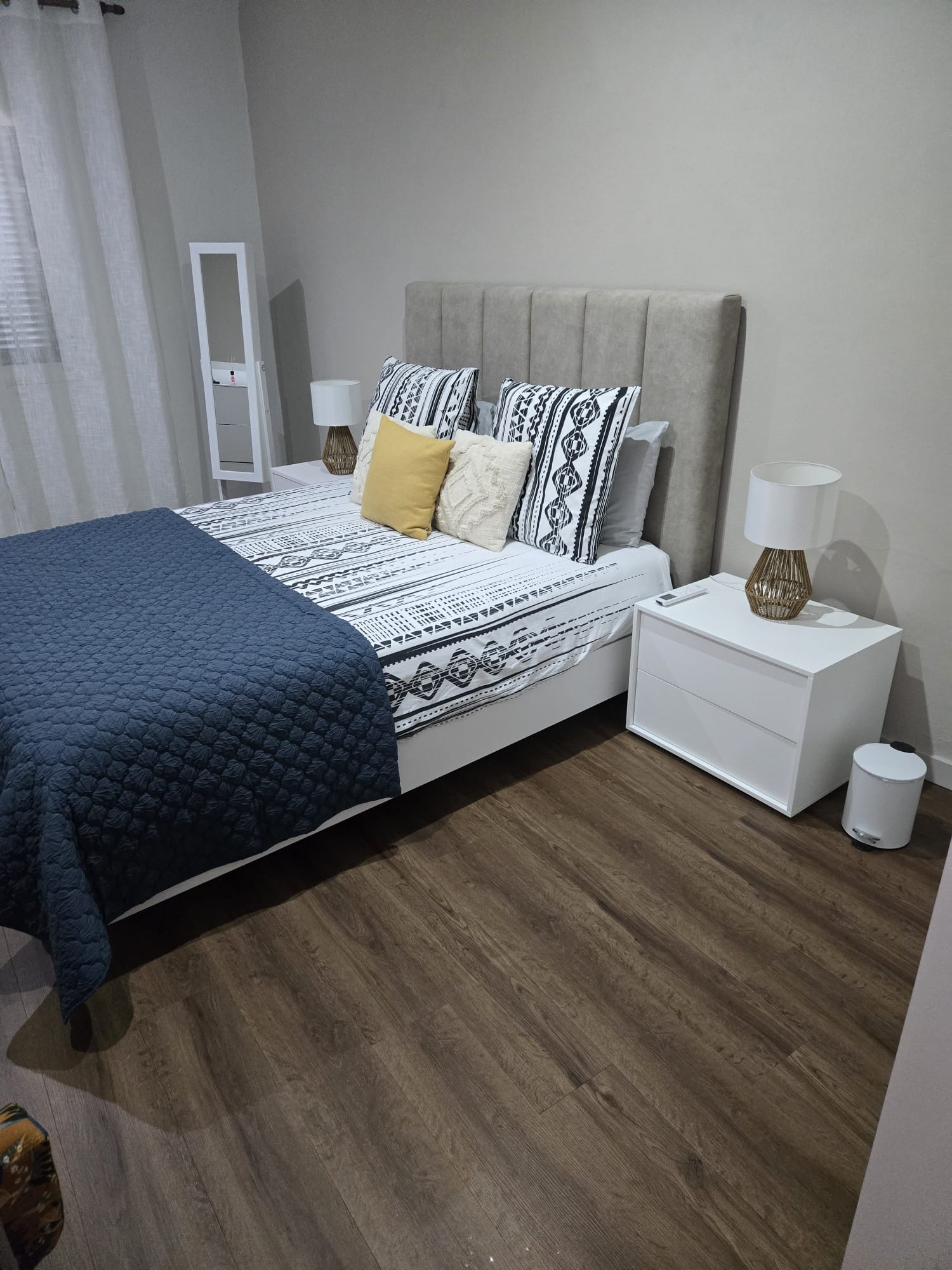 Chambre principale — lit queen, vue 2